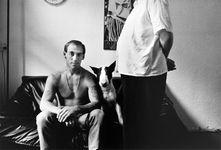 301196 Portret van Wim, Annelia en hun bullteriër in de woonkamer van hun huis aan het Lange Rozendaal te Utrecht.